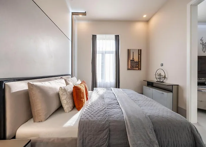 Luxurious High-End Grand Suite On The St Stephen Road