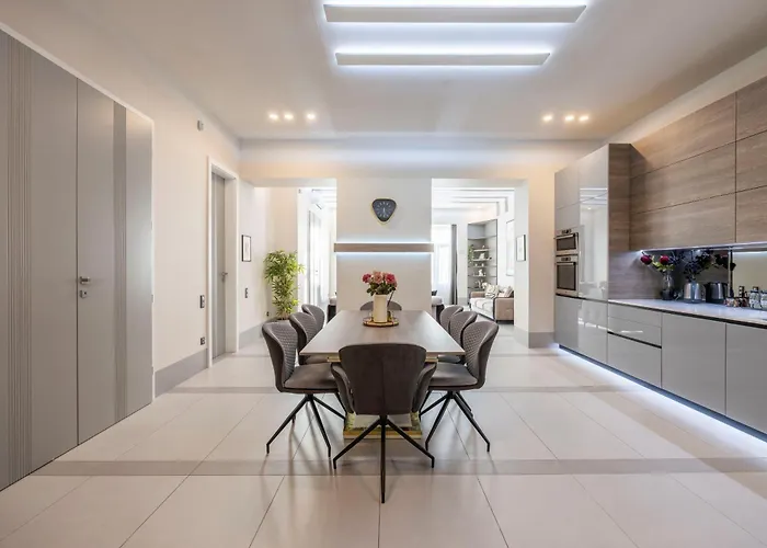 Luxurious High-End Grand Suite On The St Stephen Road