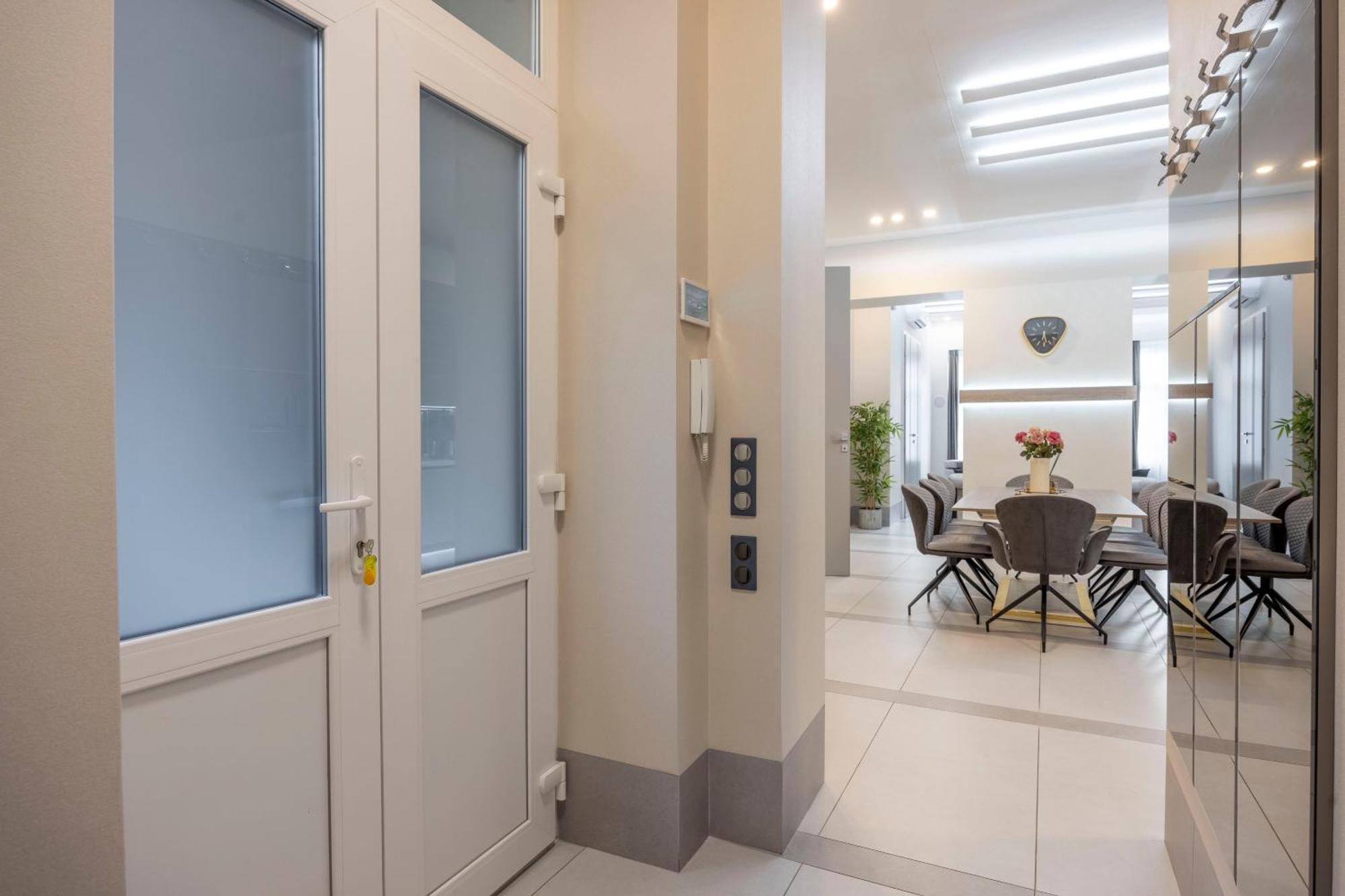 Apartment Luxurious High-end Grand On The St Stephen Road