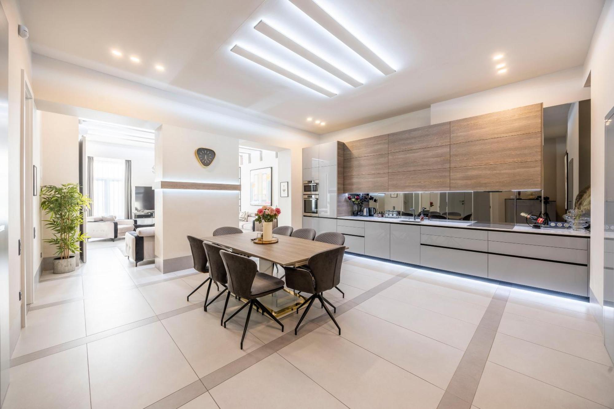 Luxurious High-end Grand On The St Stephen Road *